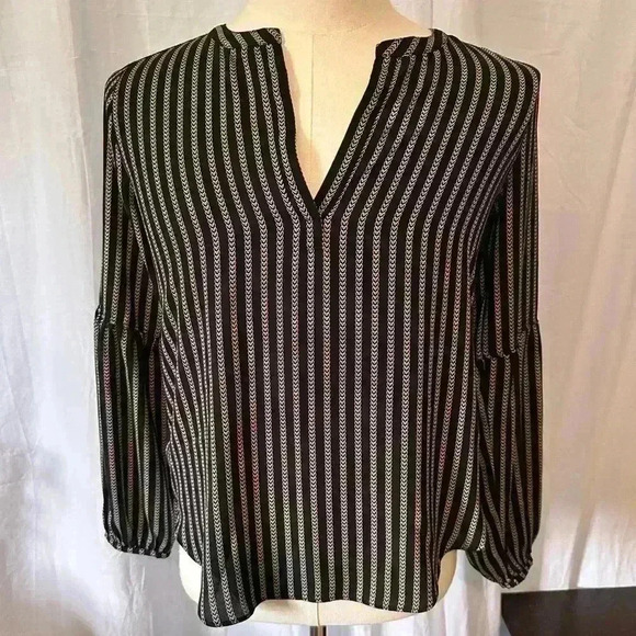 Loft Women’s Size XS Black And White Flowy Pull On V-Neck Blouse. Long Sleeve - Picture 1 of 7